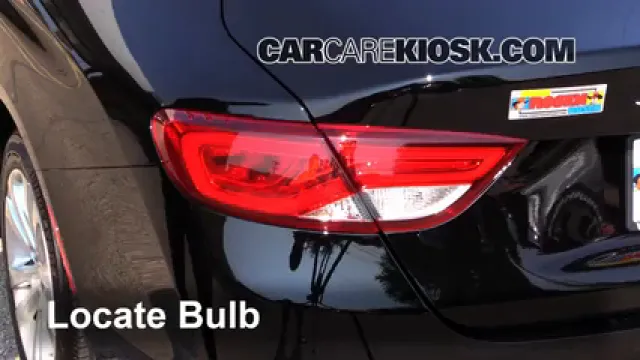 2015 Chrysler 200 Limited 2.4L 4 Cyl. Sedan (4 Door) Éclairage Feux de marche arrière (remplacer une ampoule)